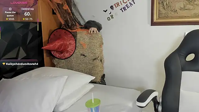 Wendy Marchall online show from November 3, 7:15 pm