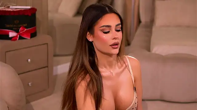 Snapshot of YasmineShaw chatting on February 18, 1:12 am YasmineShaw online show from February 18, 1:12 am