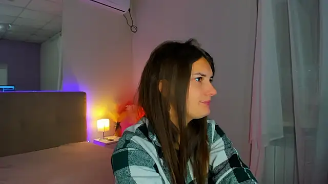 Laura Leee online show from October 3, 5:15 am