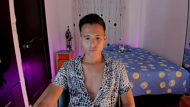 Snapshot of alessandro_wizard chatting on February 5, 10:22 pm alessandro wizard online show from February 5, 10:22 pm