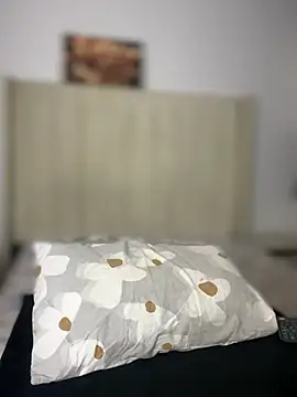 Snapshot of BhadBhad_Kitty chatting on October 4, 4:43 am BhadBhad Kitty online show from October 4, 4:43 am