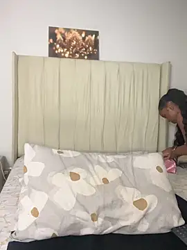 Snapshot of BhadBhad_Kitty chatting on October 27, 5:33 am BhadBhad Kitty online show from October 27, 5:33 am