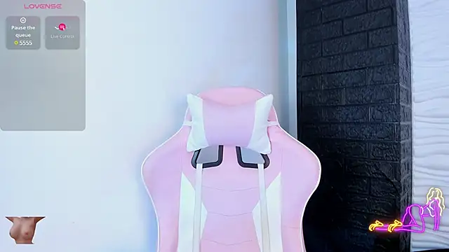 Snapshot of Bella_reaset18 chatting on December 5, 6:55 pm Bella reaset18 online show from December 5, 6:55 pm