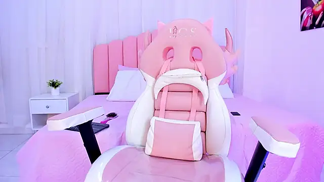 Snapshot of Bella_reaset18 chatting on December 11, 1:37 am Bella reaset18 online show from December 11, 1:37 am