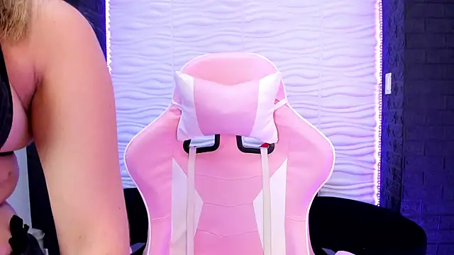 Snapshot of Bella_reaset18 chatting on December 13, 7:32 pm Bella reaset18 online show from December 13, 7:32 pm