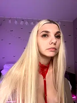 LoveLuna  online show from October 23, 7:01 pm