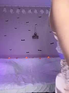 LoveLuna  online show from October 31, 6:20 pm