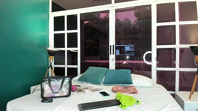 MelaniieRoux online show from November 8, 11:43 am