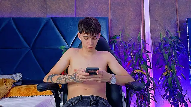 Lion Foster01 online show from December 17, 9:54 pm