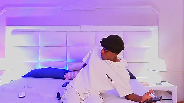 AaronCruz  online show from April 21, 10:12 pm