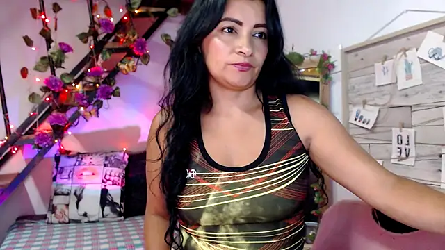 Snapshot of luna_sky83 chatting on February 3, 6:51 am luna sky83 online show from February 3, 6:51 am