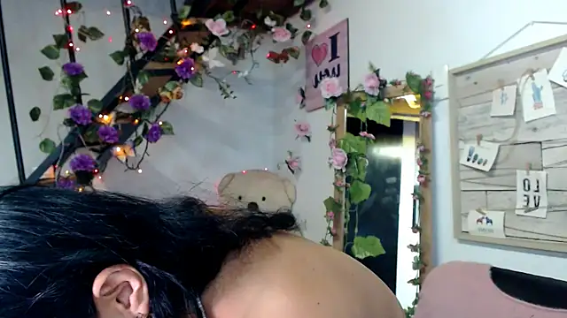 Snapshot of luna_sky83 chatting on February 24, 7:17 am luna sky83 online show from February 24, 7:17 am