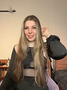 Snapshot of Annie_aww chatting on March 13, 9:16 pm Annie aww online show from March 13, 9:16 pm