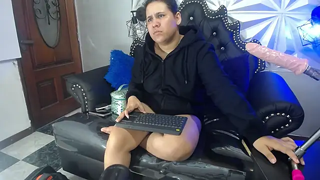 Snapshot of candy_hairy chatting on October 19, 3:29 am candy hairy online show from October 19, 3:29 am