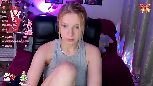 Snapshot of KarambaMoon chatting on December 10, 8:27 pm KarambaMoon online show from December 10, 8:27 pm