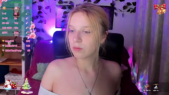 Snapshot of KarambaMoon chatting on December 10, 11:30 pm KarambaMoon online show from December 10, 11:30 pm