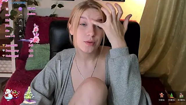 Snapshot of KarambaMoon chatting on December 12, 11:25 pm KarambaMoon online show from December 12, 11:25 pm