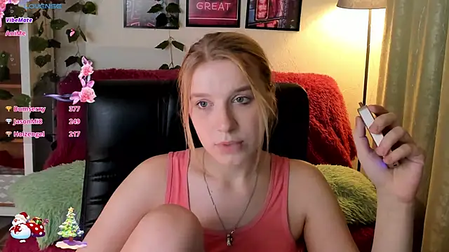 Snapshot of KarambaMoon chatting on December 14, 3:29 am KarambaMoon online show from December 14, 3:29 am