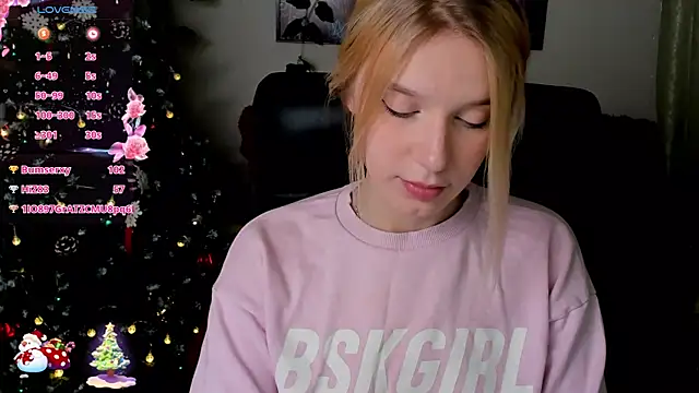 Snapshot of KarambaMoon chatting on December 19, 8:13 pm KarambaMoon online show from December 19, 8:13 pm