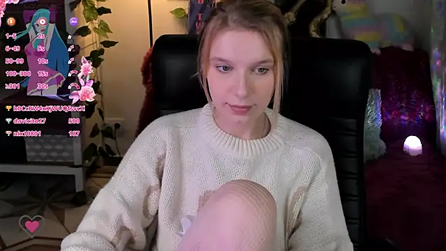 Snapshot of KarambaMoon chatting on January 12, 11:47 pm KarambaMoon online show from January 12, 11:47 pm