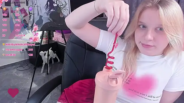 Snapshot of KarambaMoon chatting on January 15, 3:11 am KarambaMoon online show from January 15, 3:11 am