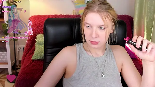 Snapshot of KarambaMoon chatting on January 19, 12:17 am KarambaMoon online show from January 19, 12:17 am