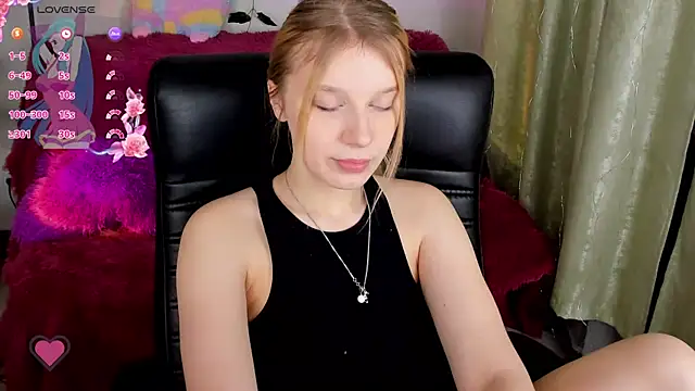 Snapshot of KarambaMoon chatting on February 1, 8:47 pm KarambaMoon online show from February 1, 8:47 pm