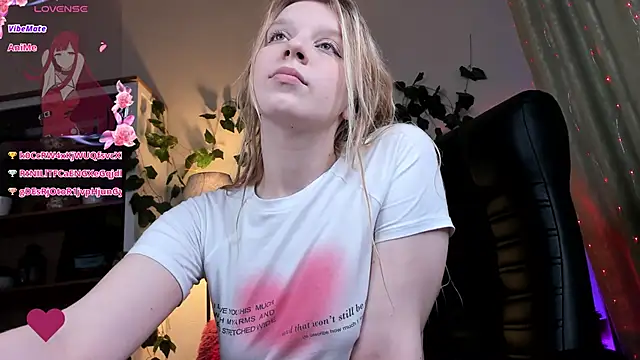 Snapshot of KarambaMoon chatting on February 2, 3:32 am KarambaMoon online show from February 2, 3:32 am