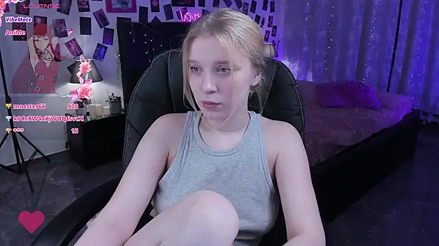 Snapshot of KarambaMoon chatting on February 8, 11:45 pm KarambaMoon online show from February 8, 11:45 pm