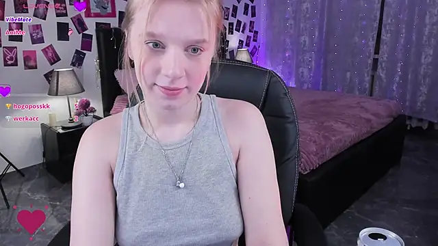 Snapshot of KarambaMoon chatting on February 14, 12:19 am KarambaMoon online show from February 14, 12:19 am