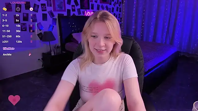 Snapshot of KarambaMoon chatting on March 7, 9:06 pm KarambaMoon online show from March 7, 9:06 pm