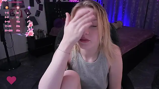 Snapshot of KarambaMoon chatting on March 15, 8:43 pm KarambaMoon online show from March 15, 8:43 pm