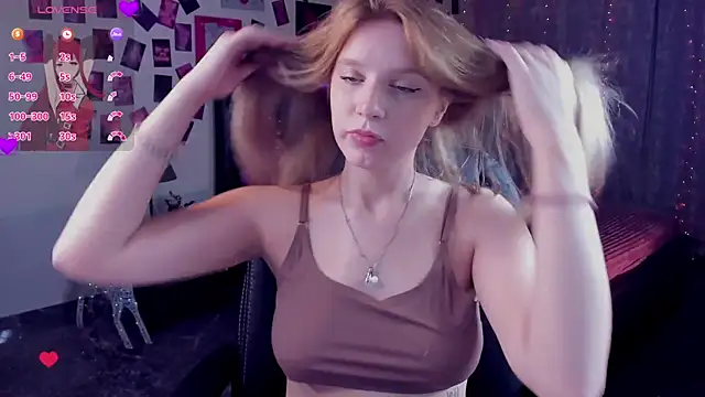 Snapshot of KarambaMoon chatting on October 10, 9:14 pm KarambaMoon online show from October 10, 9:14 pm