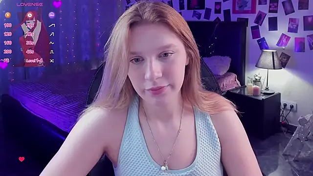 Snapshot of KarambaMoon chatting on October 12, 9:03 pm KarambaMoon online show from October 12, 9:03 pm