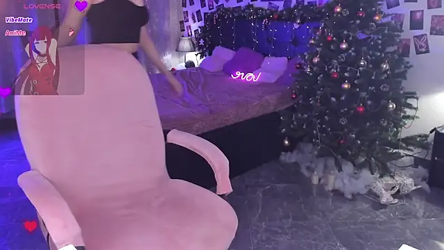 Snapshot of KarambaMoon chatting on December 15, 9:19 pm KarambaMoon online show from December 15, 9:19 pm