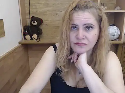 Snapshot of DaniellaKiss chatting on April 14, 7:42 pm DaniellaKiss online show from April 14, 7:42 pm