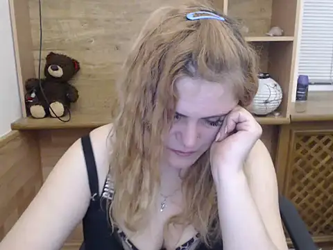 Snapshot of DaniellaKiss chatting on April 15, 5:42 pm DaniellaKiss online show from April 15, 5:42 pm