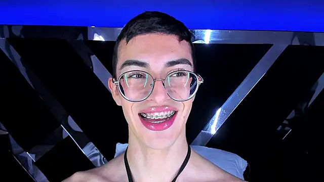 Snapshot of MaxiRogers chatting on January 12, 8:03 pm MaxiRogers online show from January 12, 8:03 pm