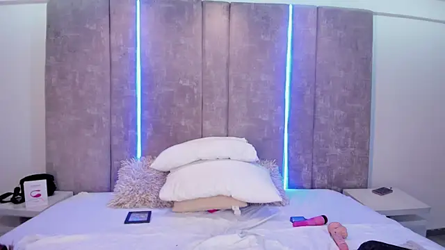 Snapshot of MaxiRogers chatting on February 11, 10:50 pm MaxiRogers online show from February 11, 10:50 pm