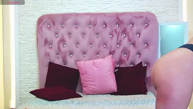 Snapshot of KikiSweet08 chatting on March 21, 8:50 am KikiSweet08 online show from March 21, 8:50 am