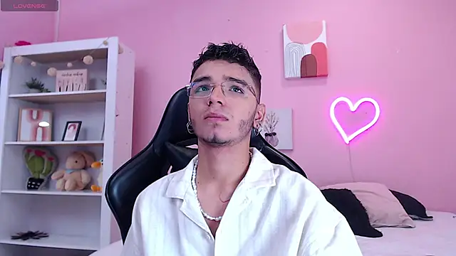 Ian Castillo  online show from January 17, 11:38 am