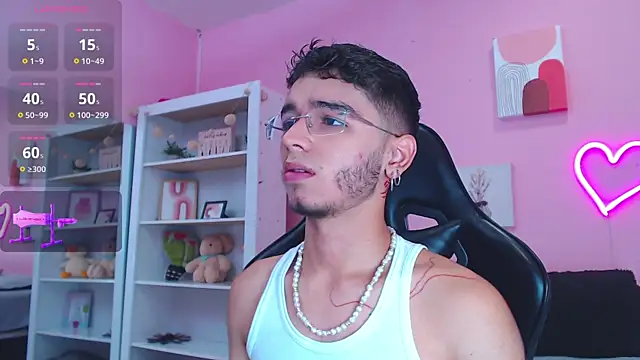 Ian Castillo  online show from February 1, 11:21 am