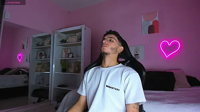 Ian Castillo  online show from February 25, 11:19 am