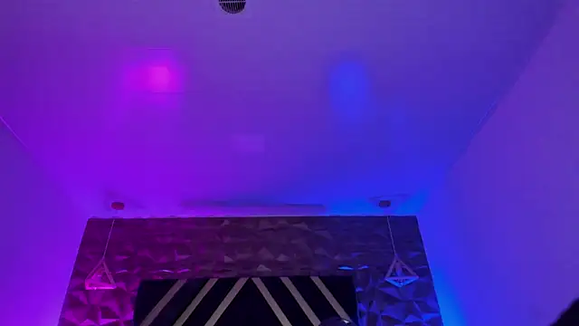 Ian Castillo  online show from April 8, 11:43 am