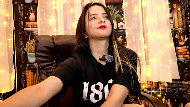 Snapshot of julietta___jackson chatting on May 26, 9:33 pm julietta jackson online show from May 26, 9:33 pm