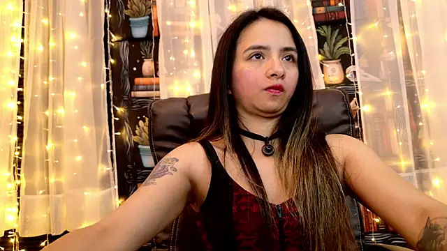Snapshot of julietta___jackson chatting on June 19, 10:35 pm julietta jackson online show from June 19, 10:35 pm
