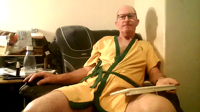 Snapshot of doggsy01 chatting on November 22, 5:12 pm doggsy01 online show from November 22, 5:12 pm