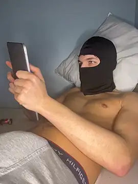 Snapshot of enzomlt chatting on March 3, 12:28 am enzomlt online show from March 3, 12:28 am