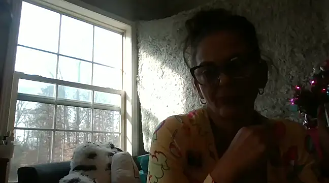 Snapshot of TopazVixen chatting on December 17, 3:06 pm TopazVixen online show from December 17, 3:06 pm