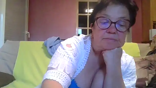 Snapshot of Vandeae44 chatting on June 8, 7:36 pm Vandeae44 online show from June 8, 7:36 pm